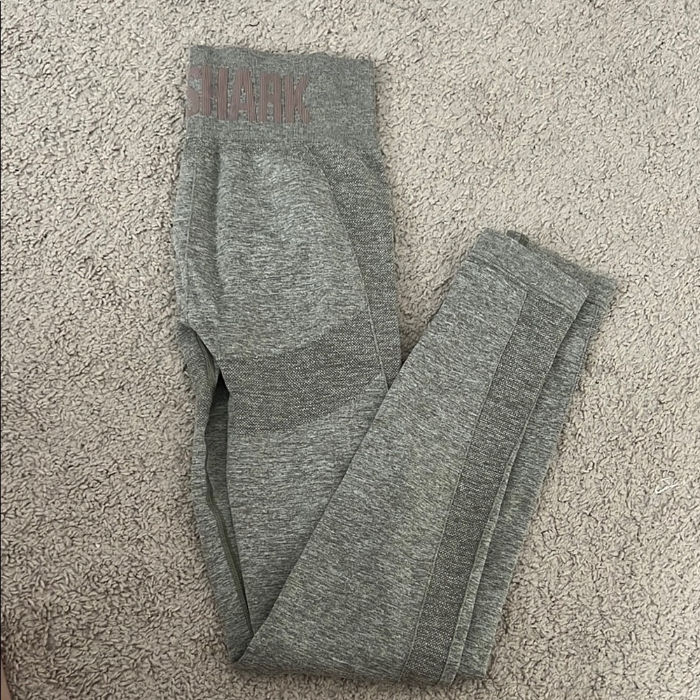 Gymshark Gray Leggings with Stretchy Fabric and Form-Fitting Design